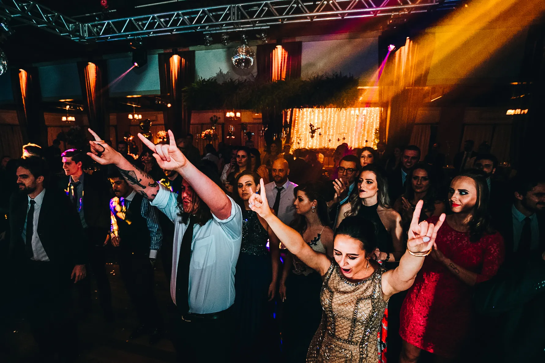 Pista de dança cheia durante a festa de casamento