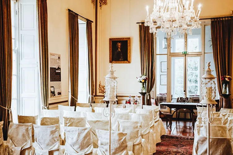Interior clássico preparado para uma celebração de casamento