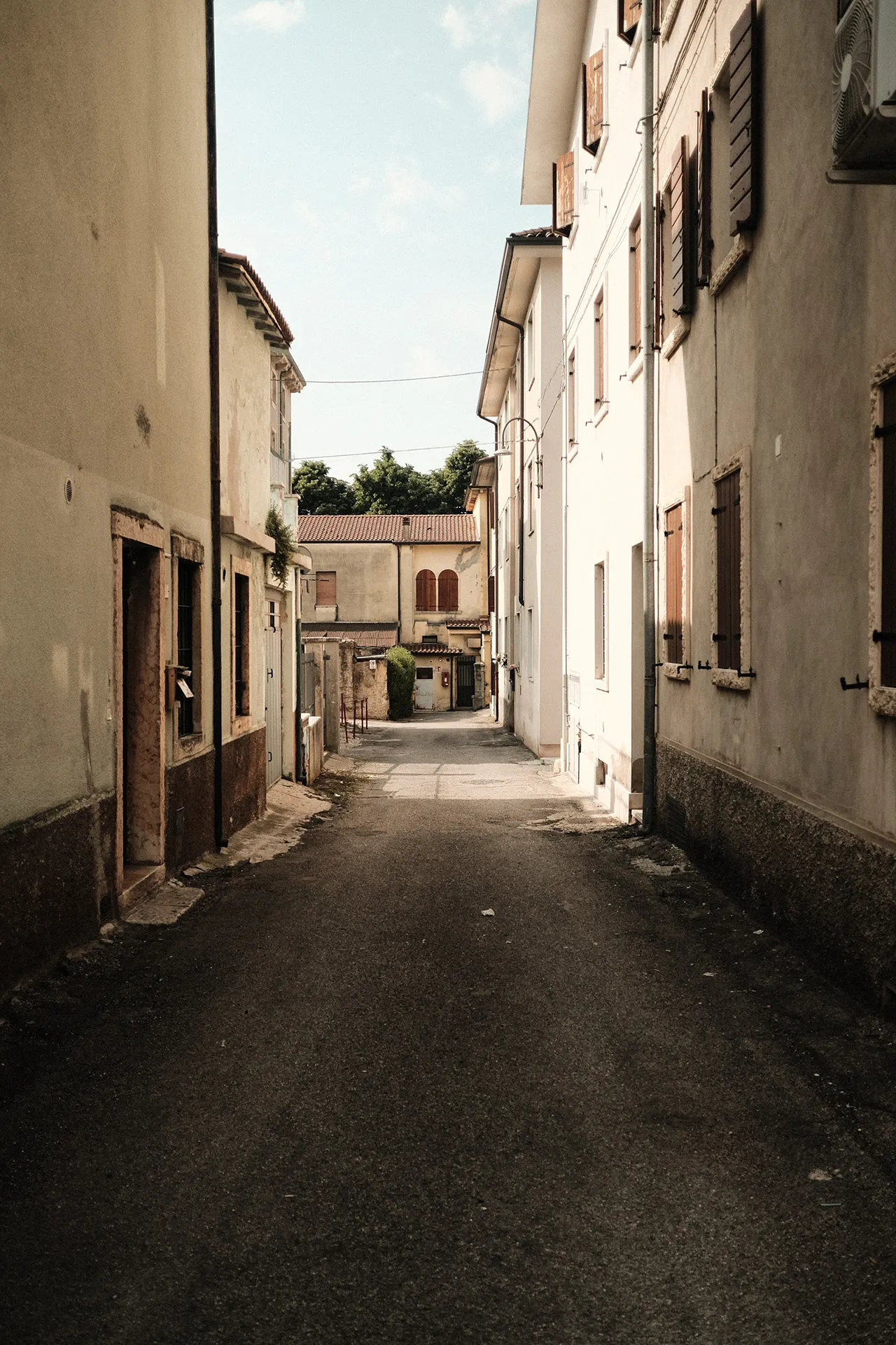 Casal caminhando por uma rua histórica italiana