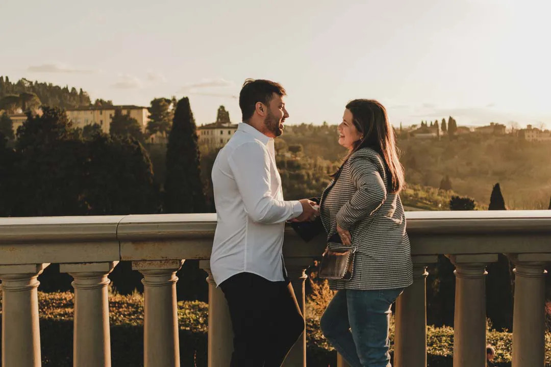 Casal contemplando Firenze ao entardecer