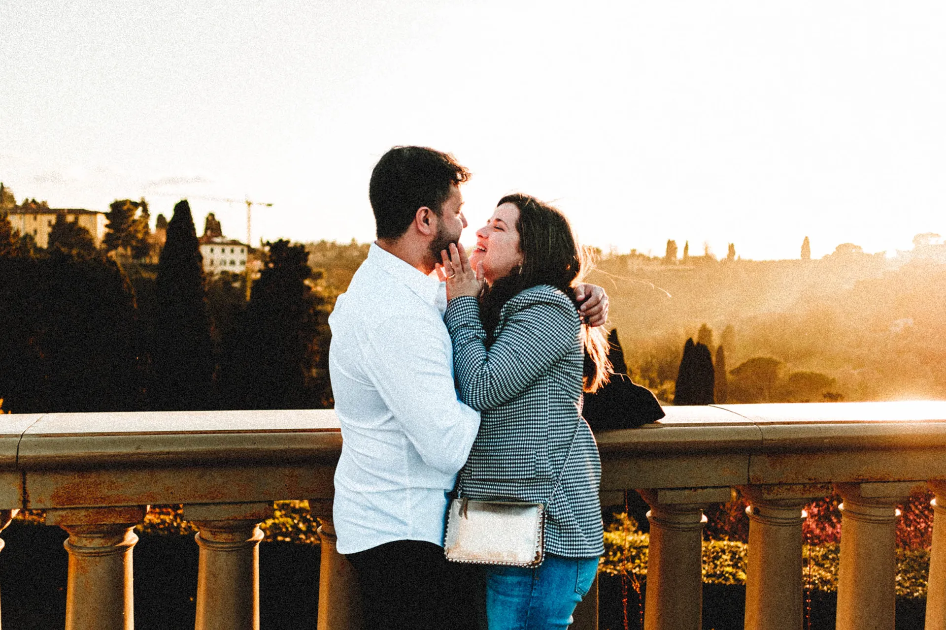 Casal fotografado em Firenze durante a luz dourada