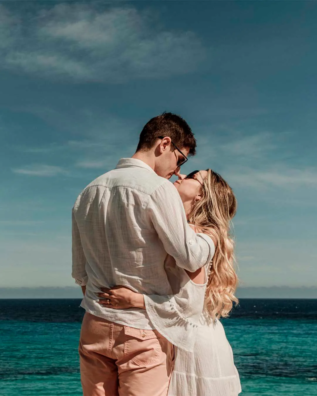 Casal à beira-mar durante um ensaio em Mallorca