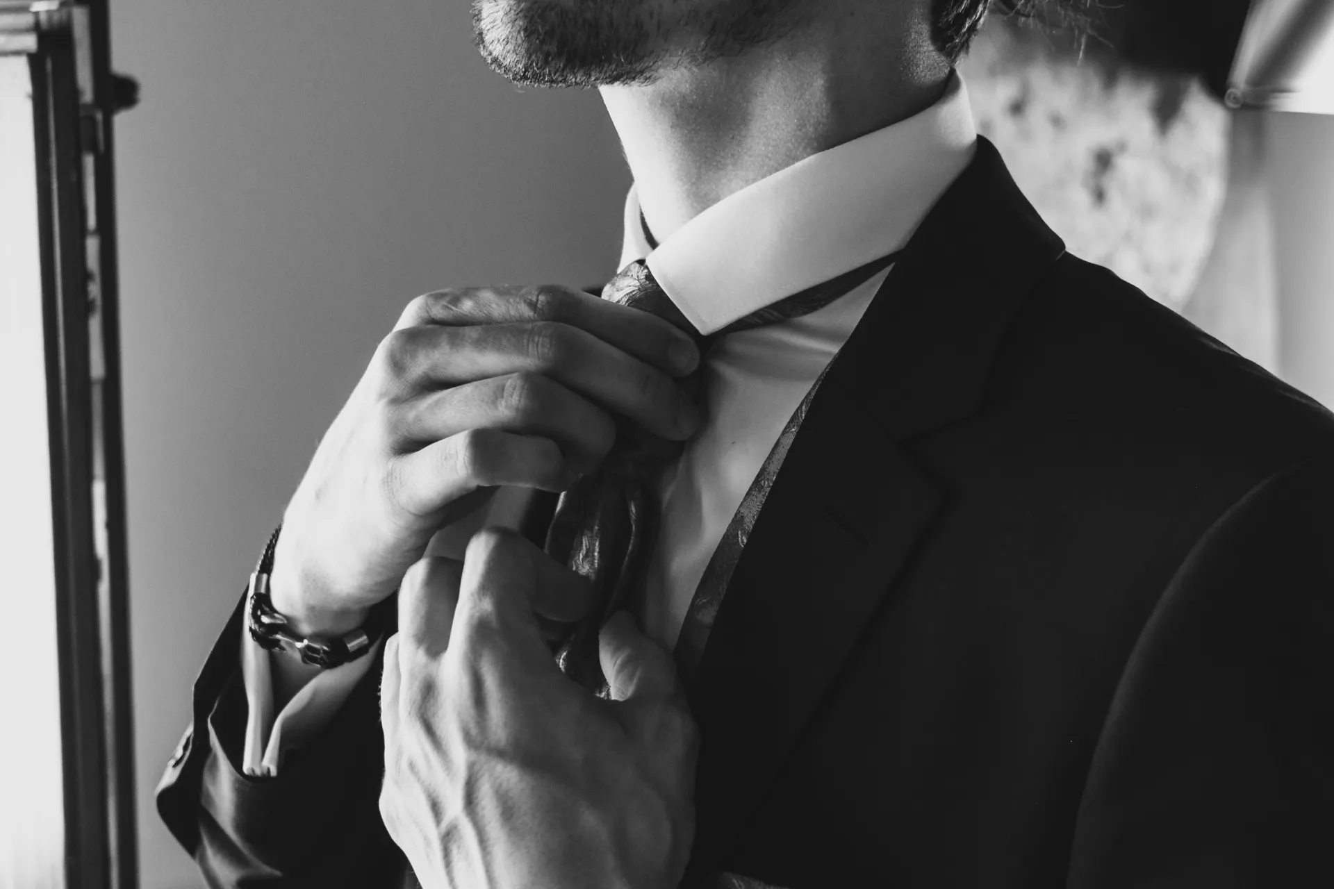Noivo ajustando o traje antes da cerimônia
