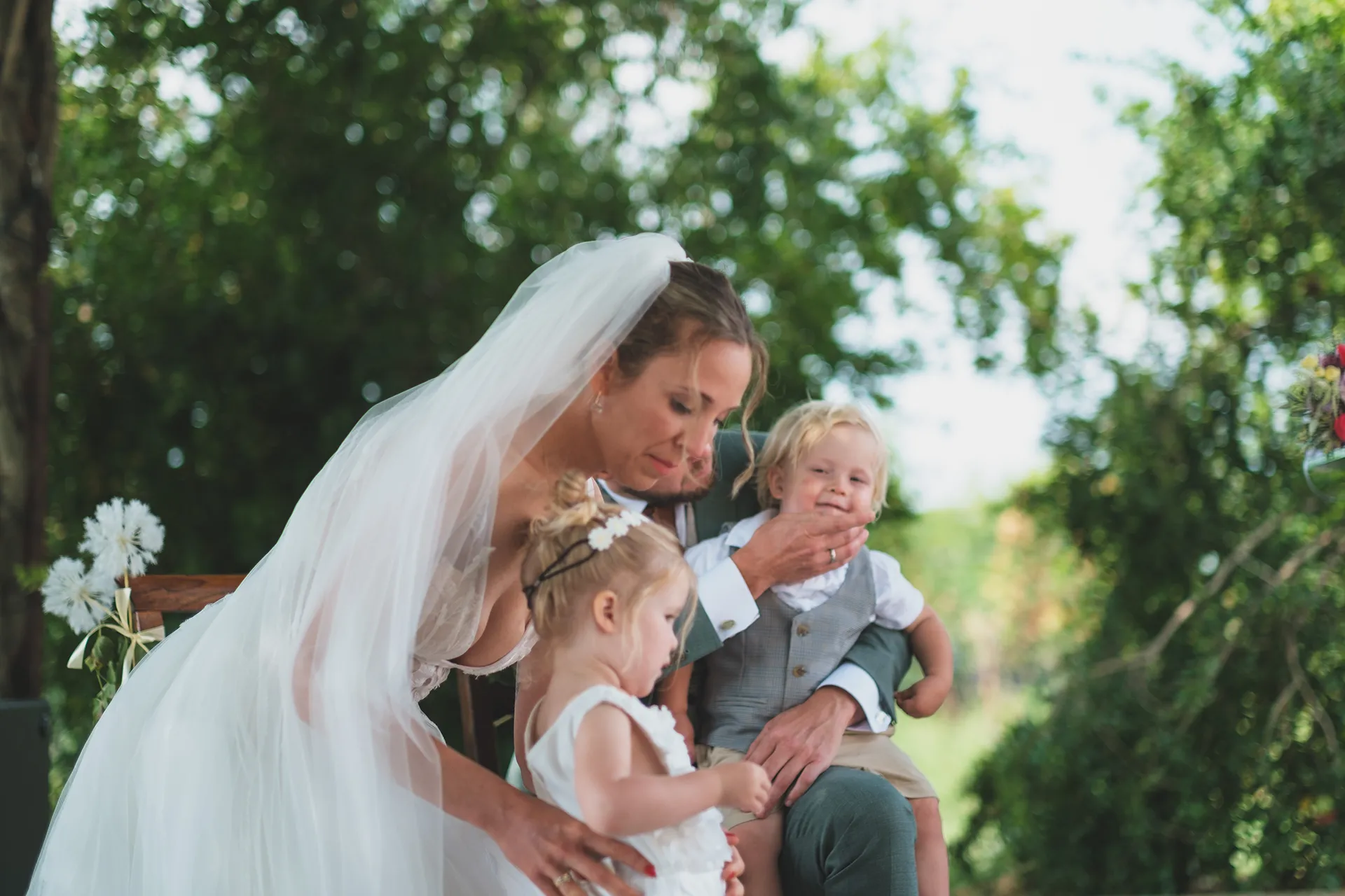 Abraço emocionado durante os preparativos do casamento