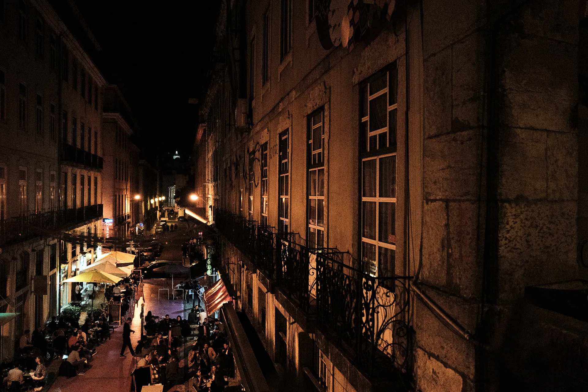 Arquitetura portuguesa iluminada durante a noite