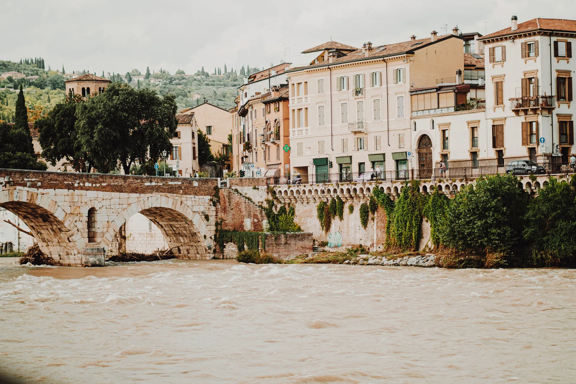 Vista histórica de Verona junto ao rio