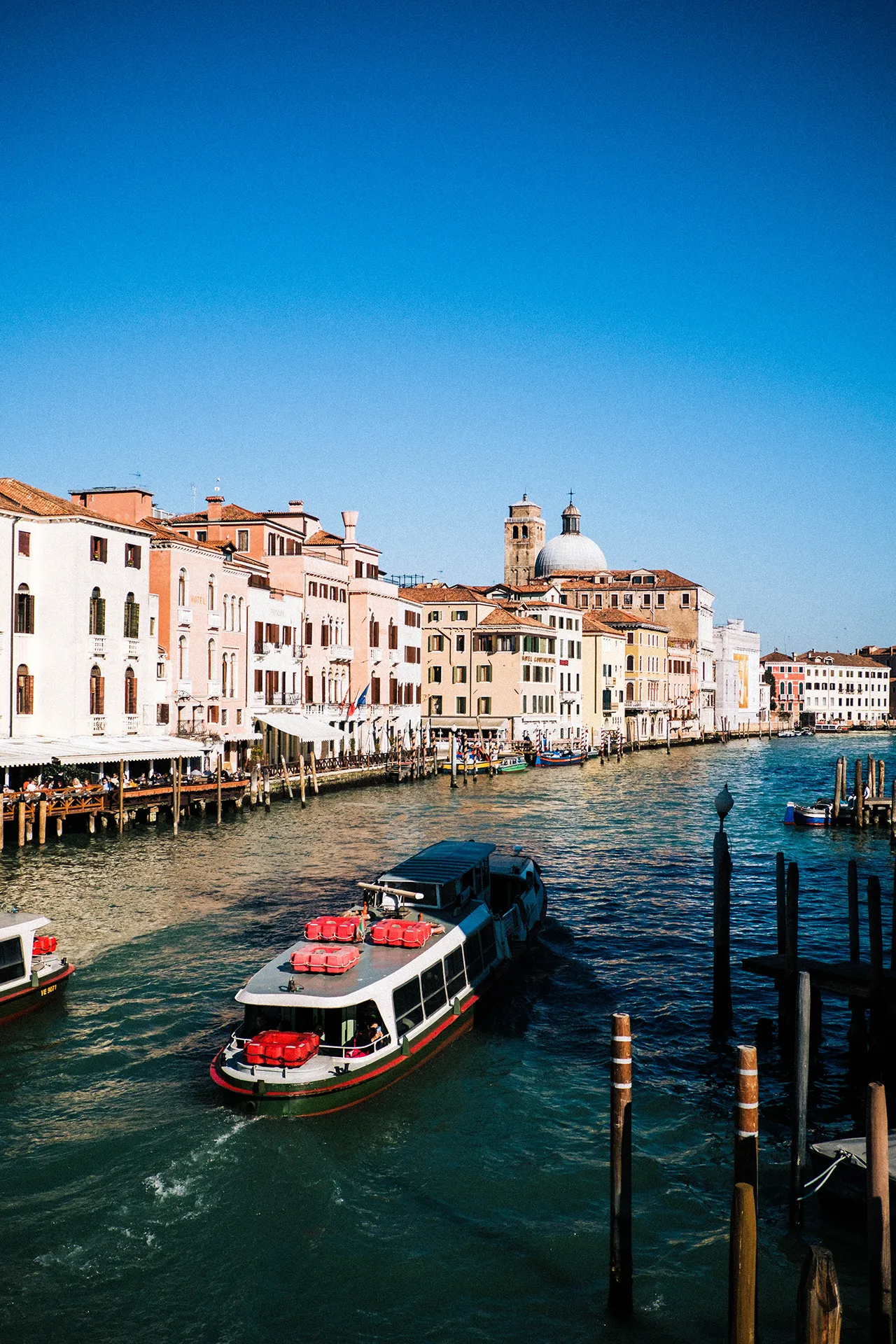 Canal de Veneza entre fachadas históricas