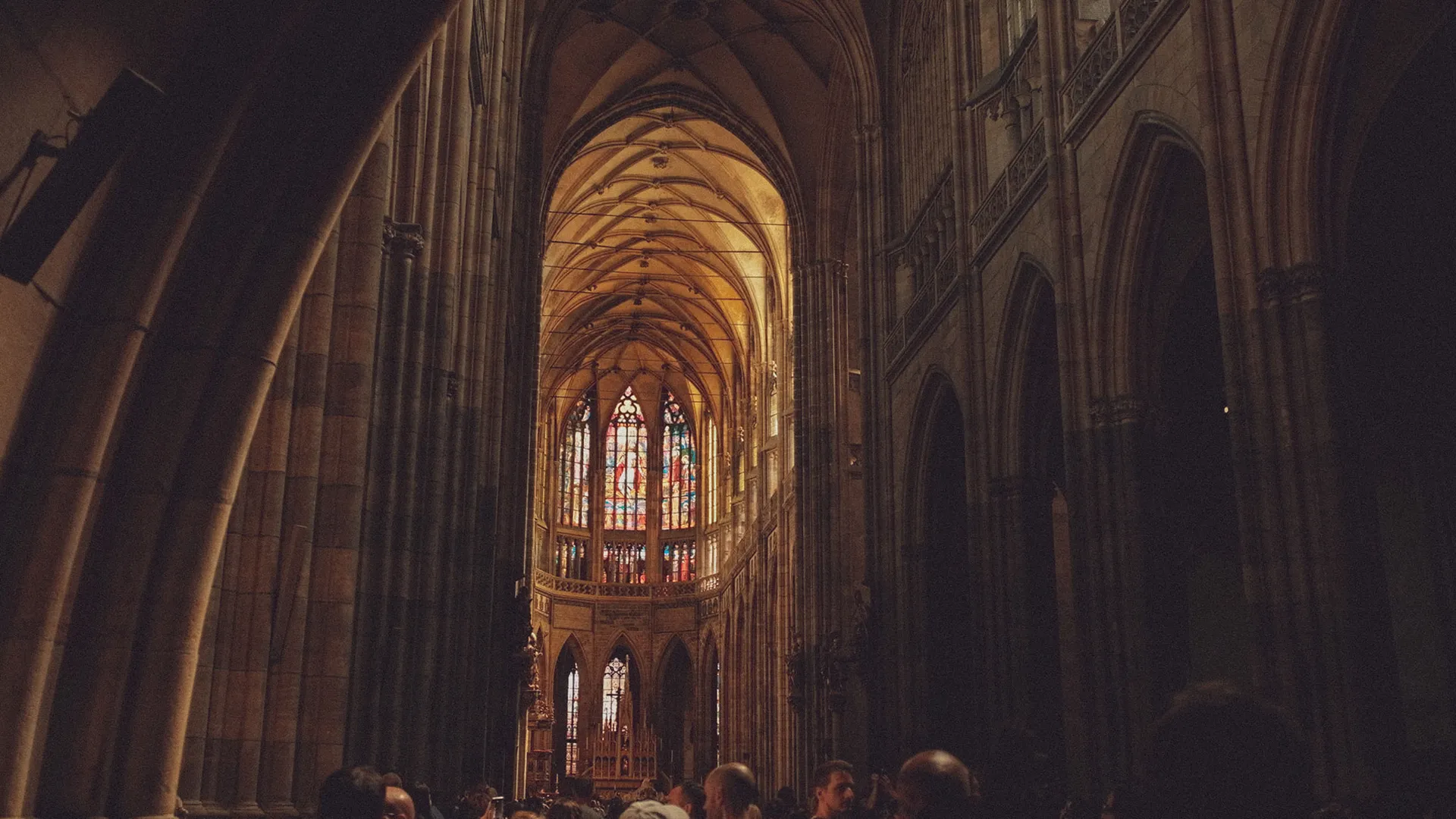 Interior monumental de uma catedral europeia