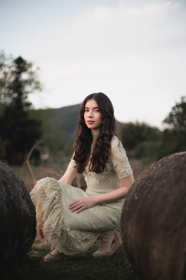 Retrato feminino ao ar livre entre formas de pedra