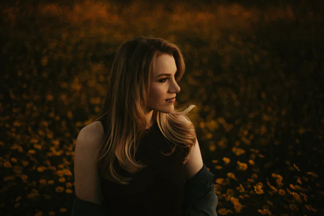 Retrato feminino ao ar livre sob a luz dourada do fim da tarde