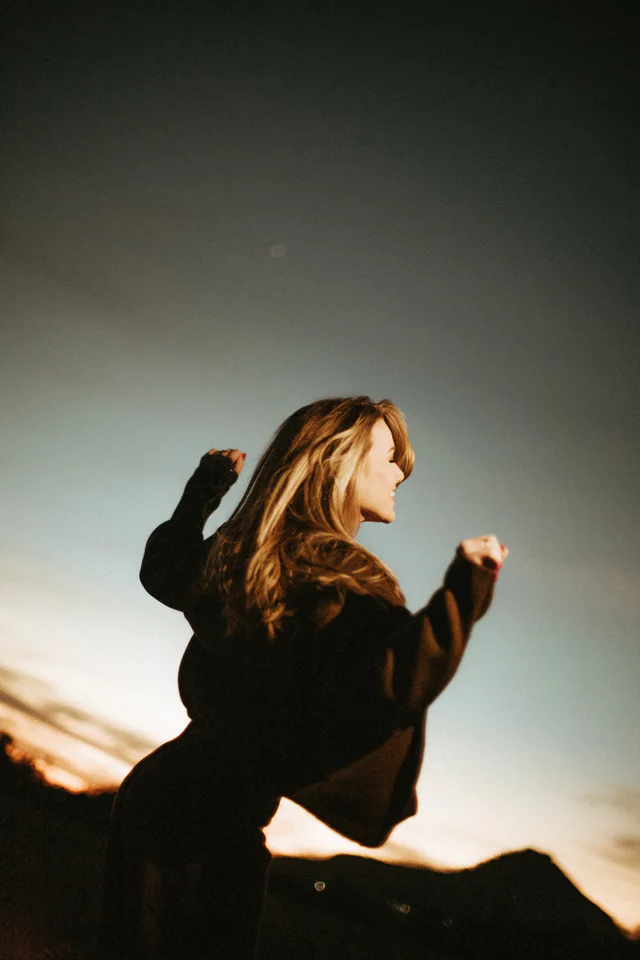 Retrato em movimento ao pôr do sol